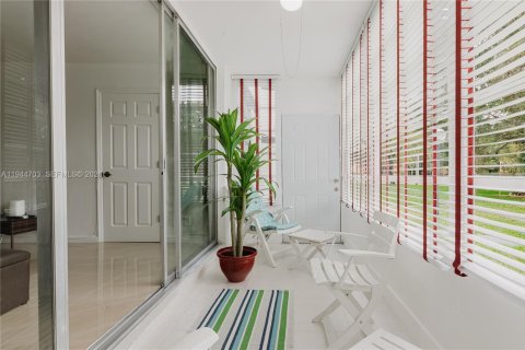 Condo in Tamarac, Florida, 2 bedrooms  № 2001499 - photo 14