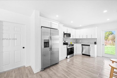 Купить виллу или дом в Лихай-Эйкерс, Флорида 3 спальни, 98.66м2, № 2030803 - фото 8