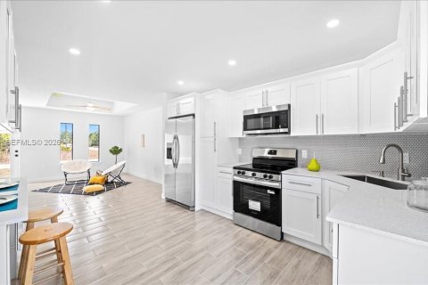 Купить виллу или дом в Лихай-Эйкерс, Флорида 3 спальни, 98.66м2, № 2030803 - фото 9