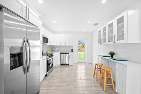 Купить виллу или дом в Лихай-Эйкерс, Флорида 3 спальни, 98.66м2, № 2030803 - фото 7