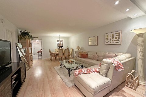 Condo in Deerfield Beach, Florida, 2 bedrooms  № 1693530 - photo 1