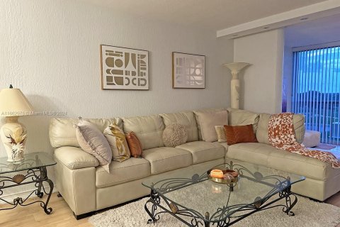 Condo in Deerfield Beach, Florida, 2 bedrooms  № 1693530 - photo 2