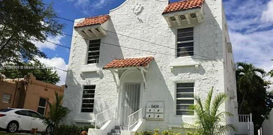 Propiedad comercial en Miami, Florida 220.74 m2 № 1959038