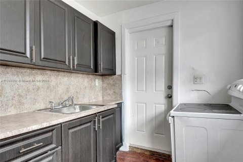 Propiedad comercial en venta en Miami, Florida, 220.74 m2 № 1959038 - foto 13