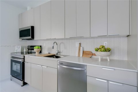 Townhouse in Miami, Florida 4 bedrooms № 2031111 - photo 15