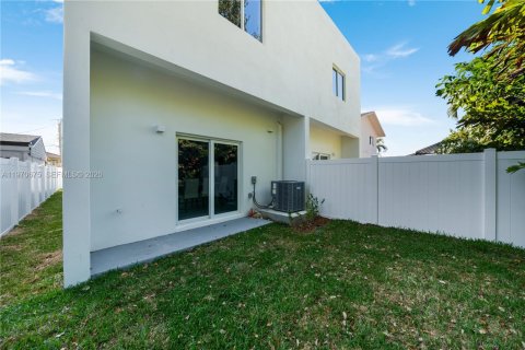 Townhouse in Miami, Florida 4 bedrooms № 2031111 - photo 5
