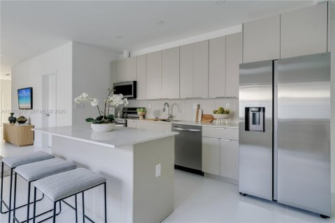 Townhouse in Miami, Florida 4 bedrooms № 2031111 - photo 16