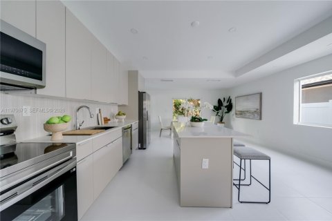 Townhouse in Miami, Florida 4 bedrooms № 2031111 - photo 17