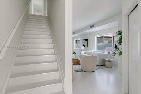 Townhouse in Miami, Florida 4 bedrooms № 2031111 - photo 9