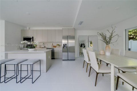 Townhouse in Miami, Florida 4 bedrooms № 2031111 - photo 19