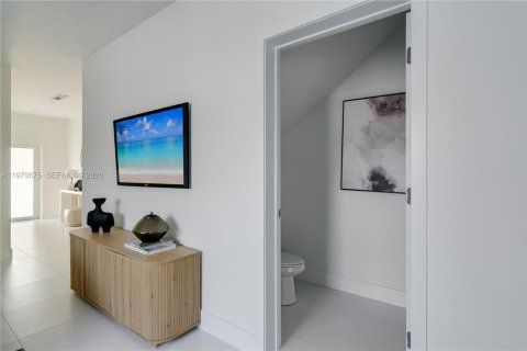 Townhouse in Miami, Florida 4 bedrooms № 2031111 - photo 10