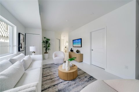 Townhouse in Miami, Florida 4 bedrooms № 2031111 - photo 11