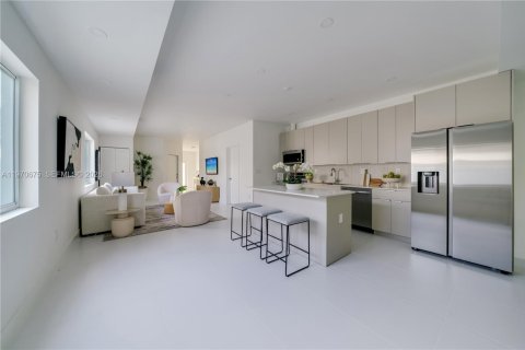 Townhouse in Miami, Florida 4 bedrooms № 2031111 - photo 14