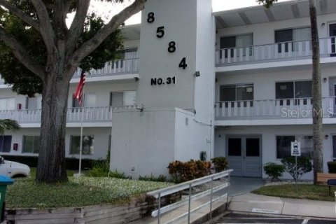 Купить кондоминиум в Семинол, Флорида 7 комнат, 81.2м2, № 1901412 - фото 1