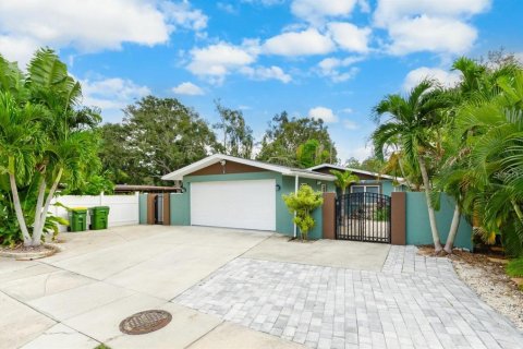 House in Sarasota, Florida 3 bedrooms, 157.93 sq.m. № 2317357 - photo 2