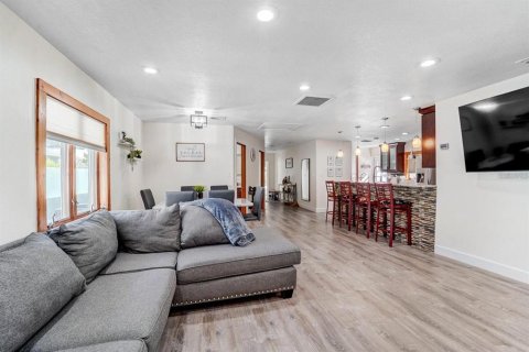 House in Sarasota, Florida 3 bedrooms, 157.93 sq.m. № 2317357 - photo 23
