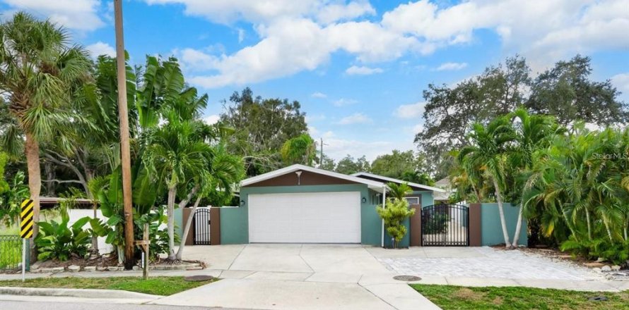 House in Sarasota, Florida 3 bedrooms, 157.93 sq.m. № 2317357