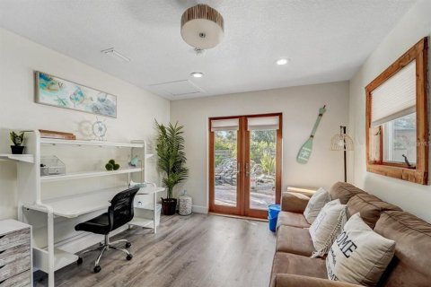 House in Sarasota, Florida 3 bedrooms, 157.93 sq.m. № 2317357 - photo 14