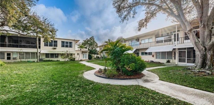 Condominio en Kenneth City, Florida, 2 dormitorios № 1899416