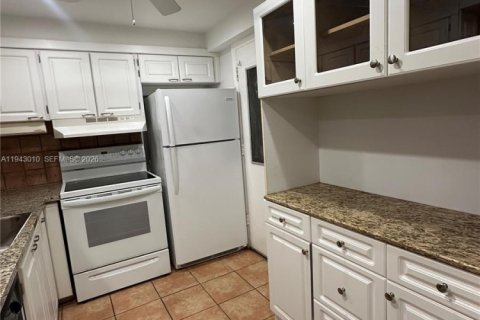 Condo in Miami, Florida, 2 bedrooms  № 1999385 - photo 2