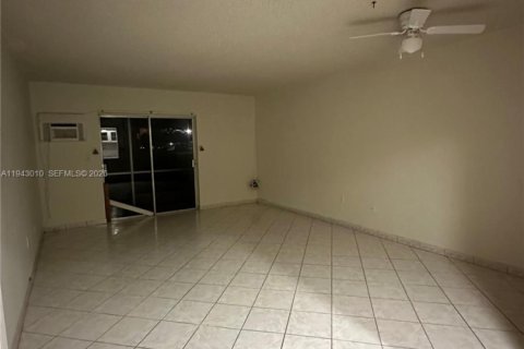 Condo in Miami, Florida, 2 bedrooms  № 1999385 - photo 4