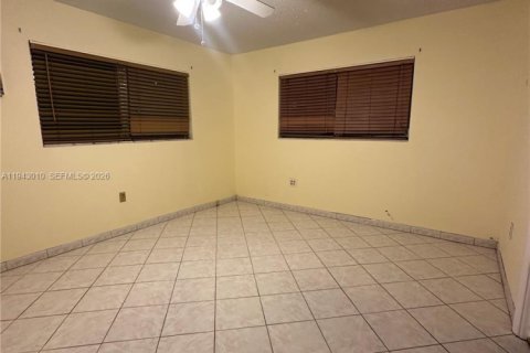 Condo in Miami, Florida, 2 bedrooms  № 1999385 - photo 9
