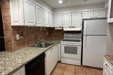 Condo in Miami, Florida, 2 bedrooms  № 1999385 - photo 3