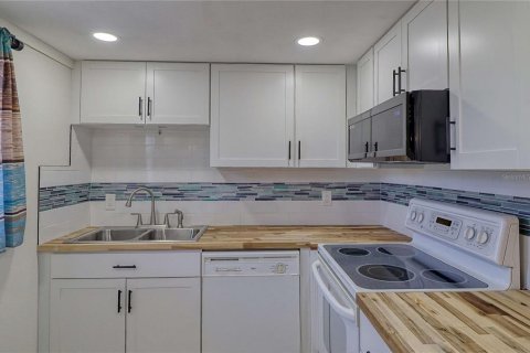 Condo in Sun City Center, Florida, 2 bedrooms  № 2113379 - photo 15