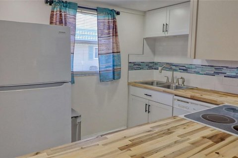 Condo in Sun City Center, Florida, 2 bedrooms  № 2113379 - photo 17