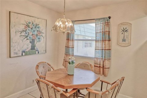 Condo in Sun City Center, Florida, 2 bedrooms  № 2113379 - photo 12