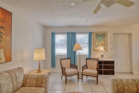 Condo in Sun City Center, Florida, 2 bedrooms  № 2113379 - photo 5