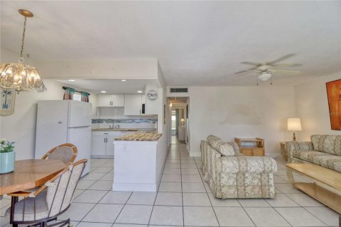 Condo in Sun City Center, Florida, 2 bedrooms  № 2113379 - photo 2