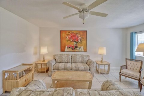 Condo in Sun City Center, Florida, 2 bedrooms  № 2113379 - photo 4