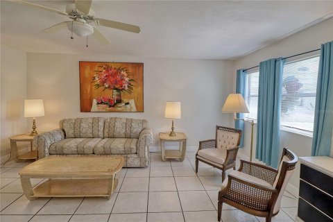 Condo in Sun City Center, Florida, 2 bedrooms  № 2113379 - photo 10