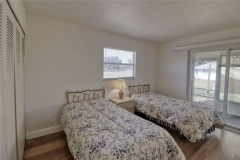 Condo in Sun City Center, Florida, 2 bedrooms  № 2113379 - photo 23
