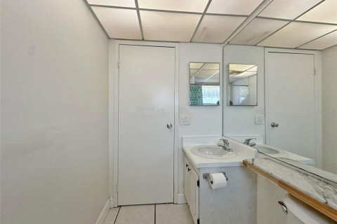 Condo in Sun City Center, Florida, 2 bedrooms  № 2113379 - photo 29