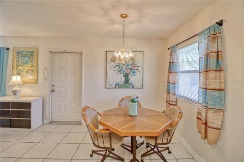 Condo in Sun City Center, Florida, 2 bedrooms  № 2113379 - photo 13