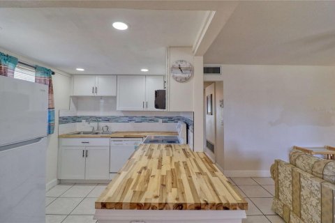 Condo in Sun City Center, Florida, 2 bedrooms  № 2113379 - photo 14