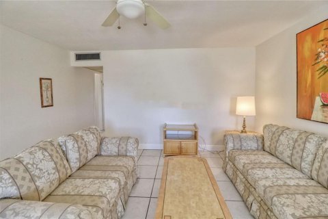 Condo in Sun City Center, Florida, 2 bedrooms  № 2113379 - photo 7