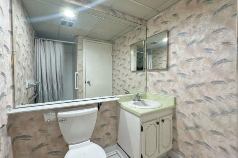 Condo in Sun City Center, Florida, 2 bedrooms  № 2113379 - photo 22