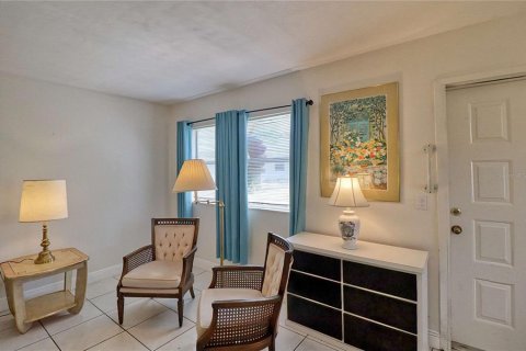 Condo in Sun City Center, Florida, 2 bedrooms  № 2113379 - photo 9