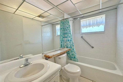 Condo in Sun City Center, Florida, 2 bedrooms  № 2113379 - photo 28