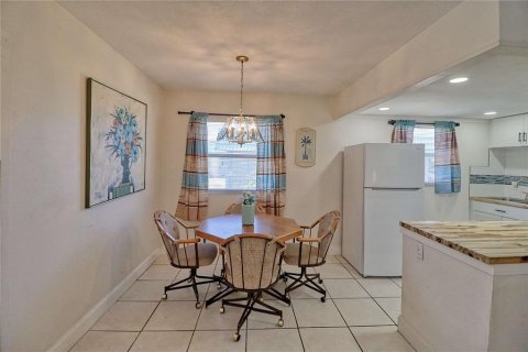 Condo in Sun City Center, Florida, 2 bedrooms  № 2113379 - photo 11