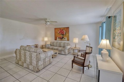 Condo in Sun City Center, Florida, 2 bedrooms  № 2113379 - photo 3