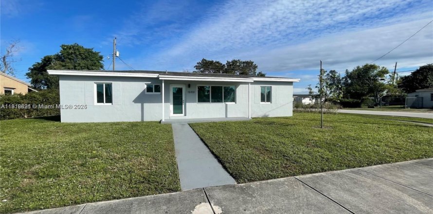 Villa ou maison à Miami Gardens, Floride 4 chambres, 111.48 m2 № 1974014