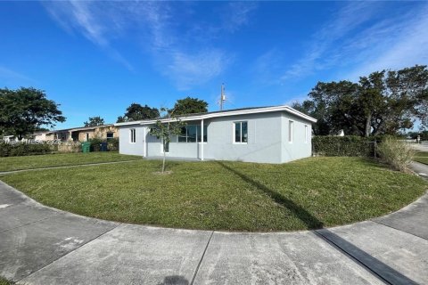 Villa ou maison à vendre à Miami Gardens, Floride: 4 chambres, 111.48 m2 № 1974014 - photo 3