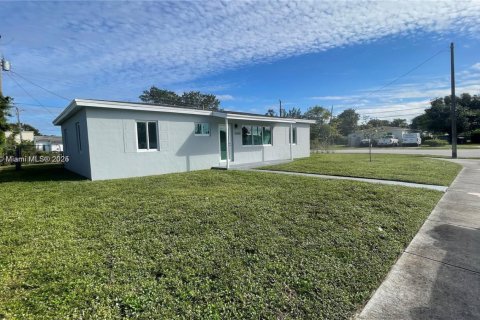 Villa ou maison à vendre à Miami Gardens, Floride: 4 chambres, 111.48 m2 № 1974014 - photo 2