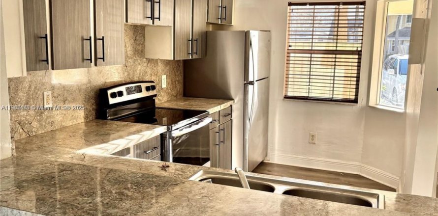 Adosado en North Lauderdale, Florida 2 dormitorios, 109.35 m2 № 1956186