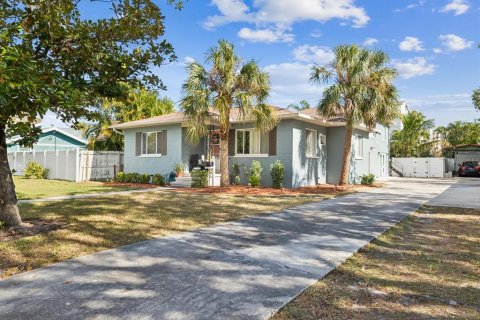 Casa en venta en Saint Petersburg, Florida, 5 dormitorios, 264.49 m2 № 1609832 - foto 1