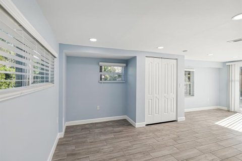 Casa en venta en Saint Petersburg, Florida, 5 dormitorios, 264.49 m2 № 1609832 - foto 13